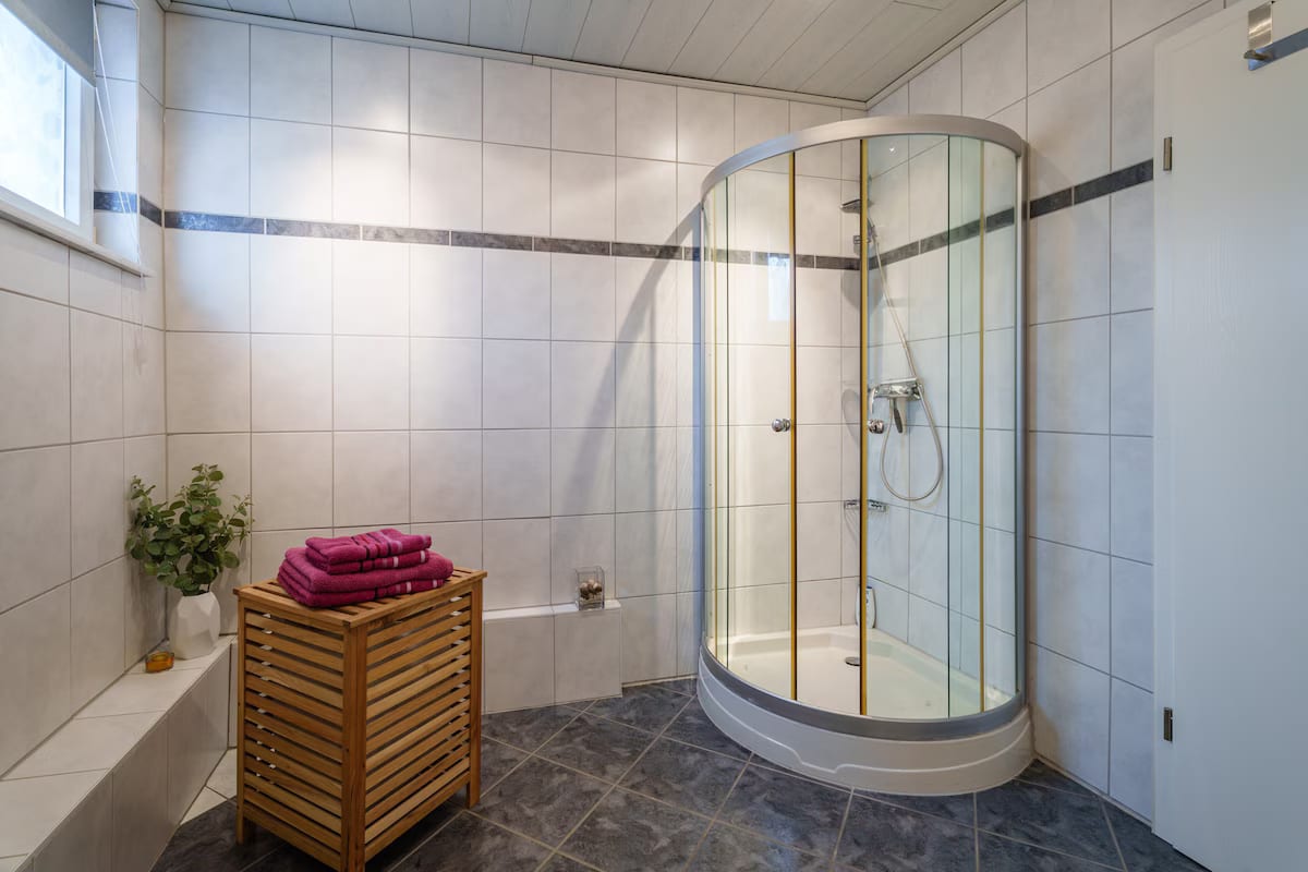 Badezimmer mit runder Duschkabine