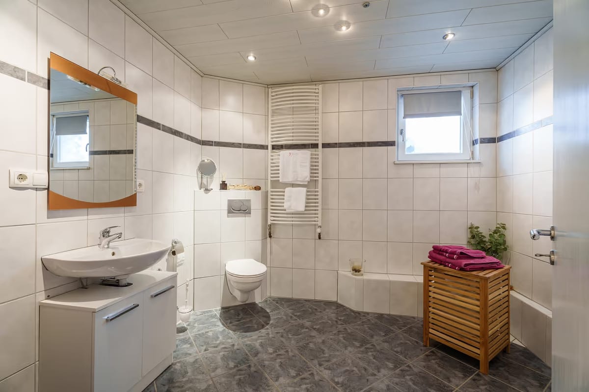 Badezimmer mit Fenster, Waschtisch und WC