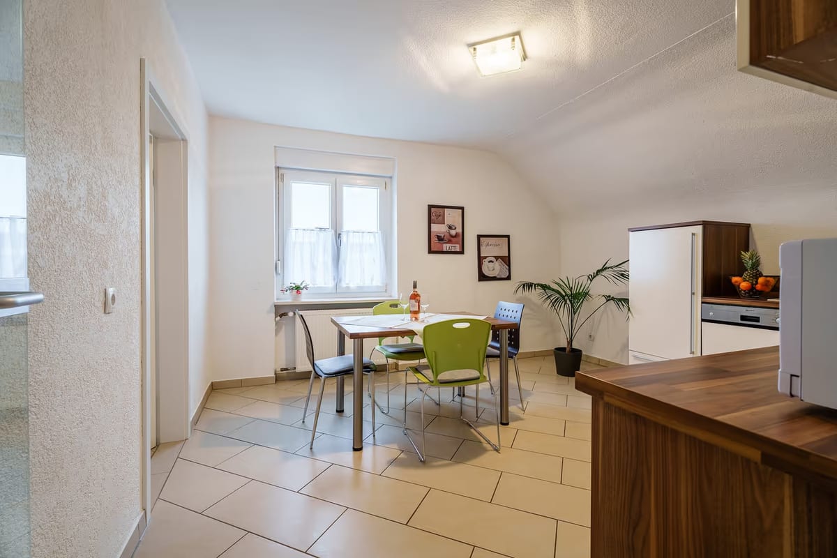 Essplatz mit vier Stühlen am Fenster
