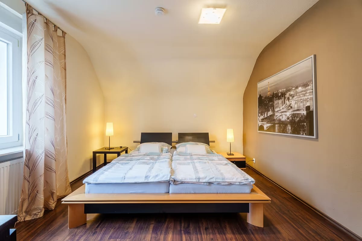 Zweites Schlafzimmer mit Doppelbett zwischen zwei Nachttischlampen