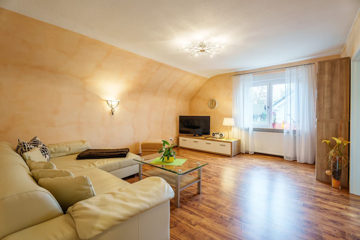 Wohnzimmer der Ferienwohnung mit Ecksofa