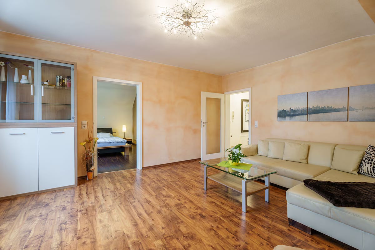 Wohnbereich mit Sitzecke und Durchgang zum Schlafzimmer